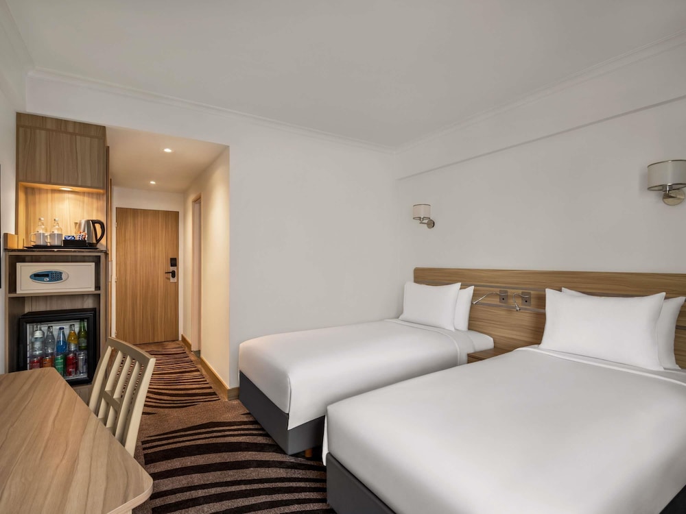 SUPERIOR, TWIN BEDS, POOL SIDE