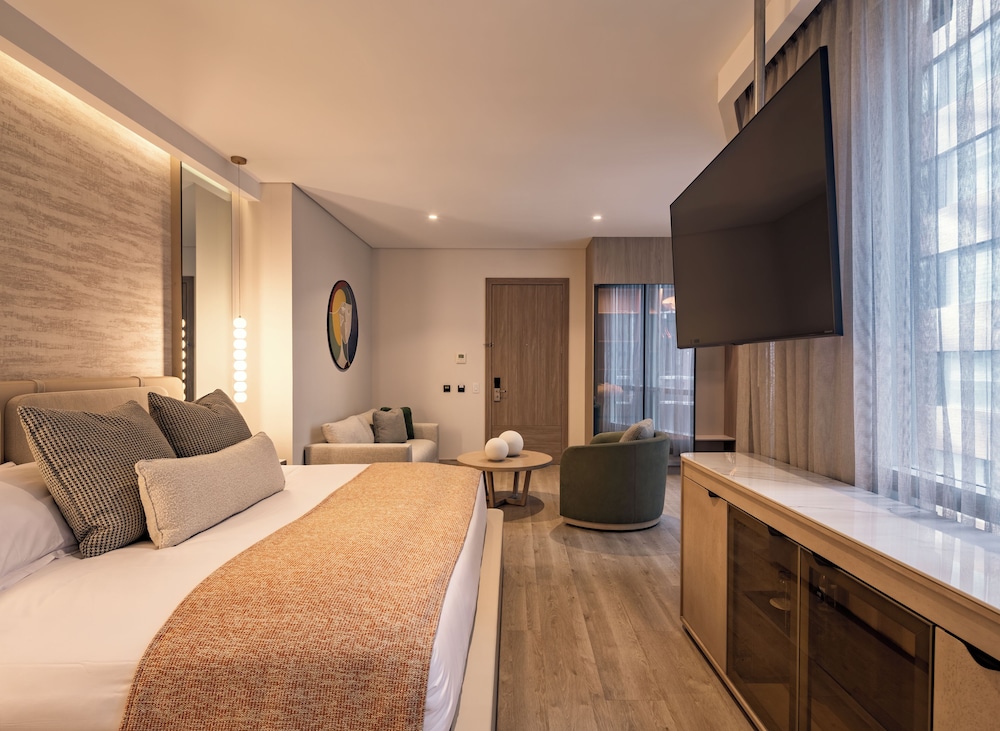 BUSINESS, SUITE, KING BED
