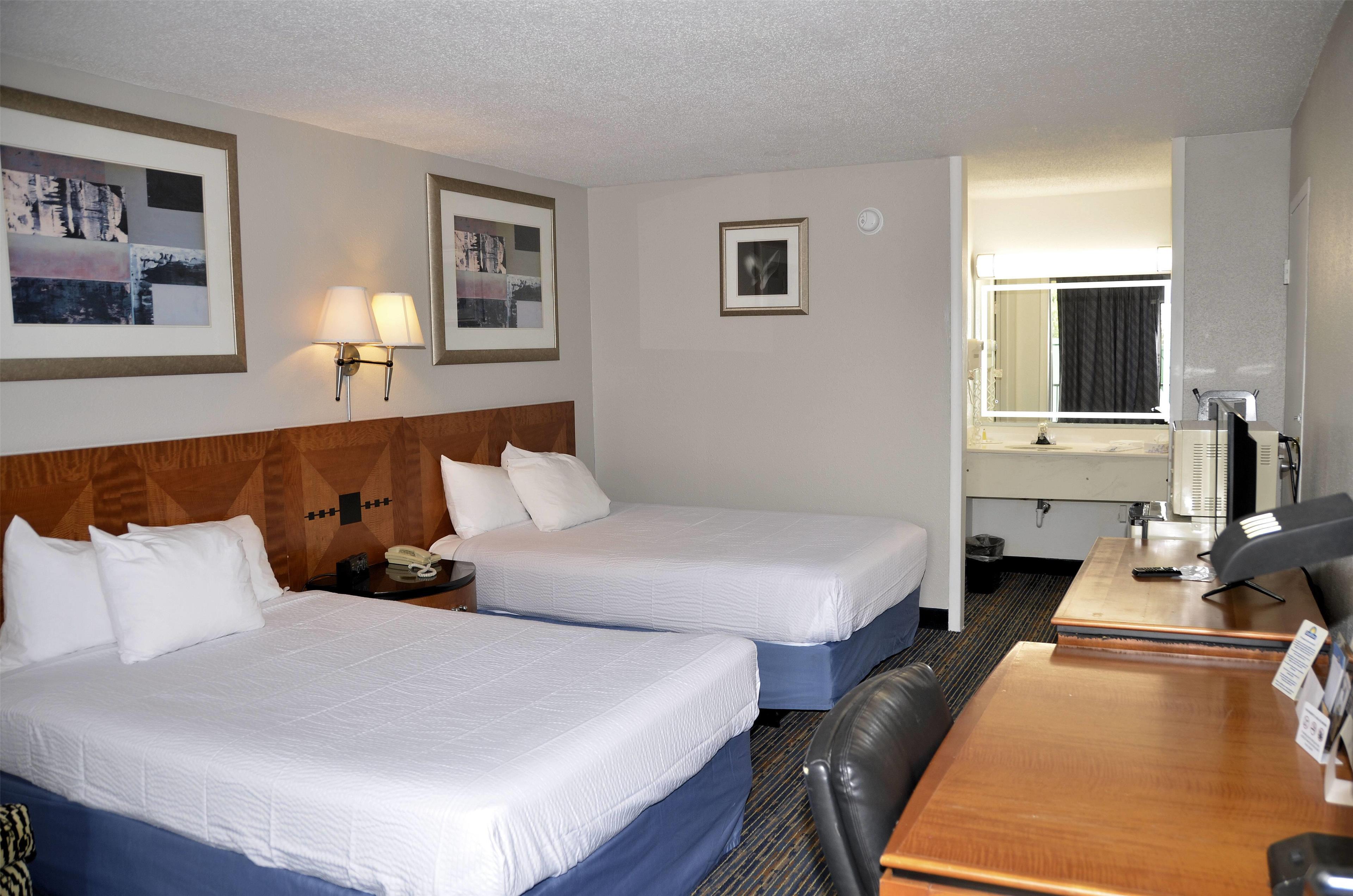 غرفة بسريرين مزدوجين يُسمح فيها بالحيوانات الأليفة، Days Inn by Wyndham Luray Shenandoah 4/6