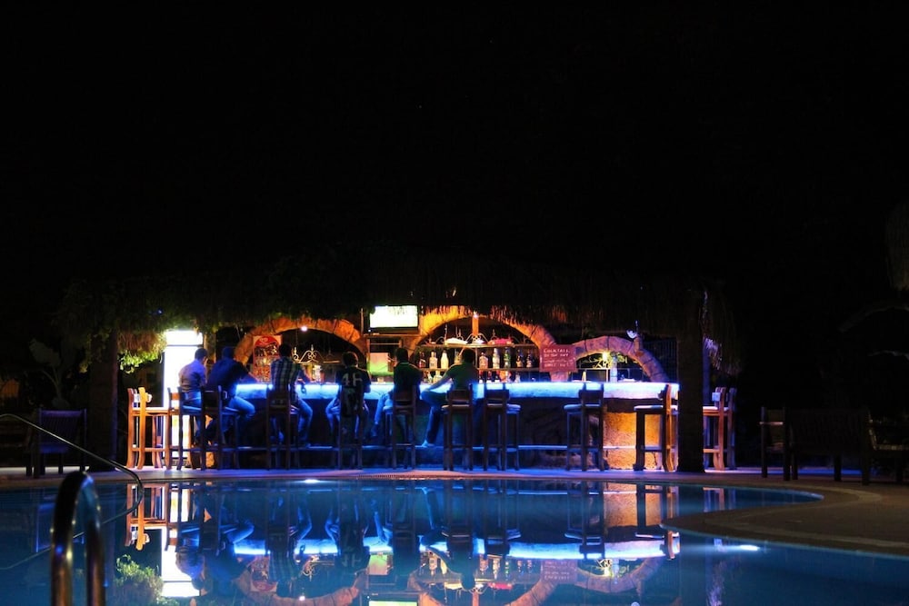 Riverside Hotel 39/65