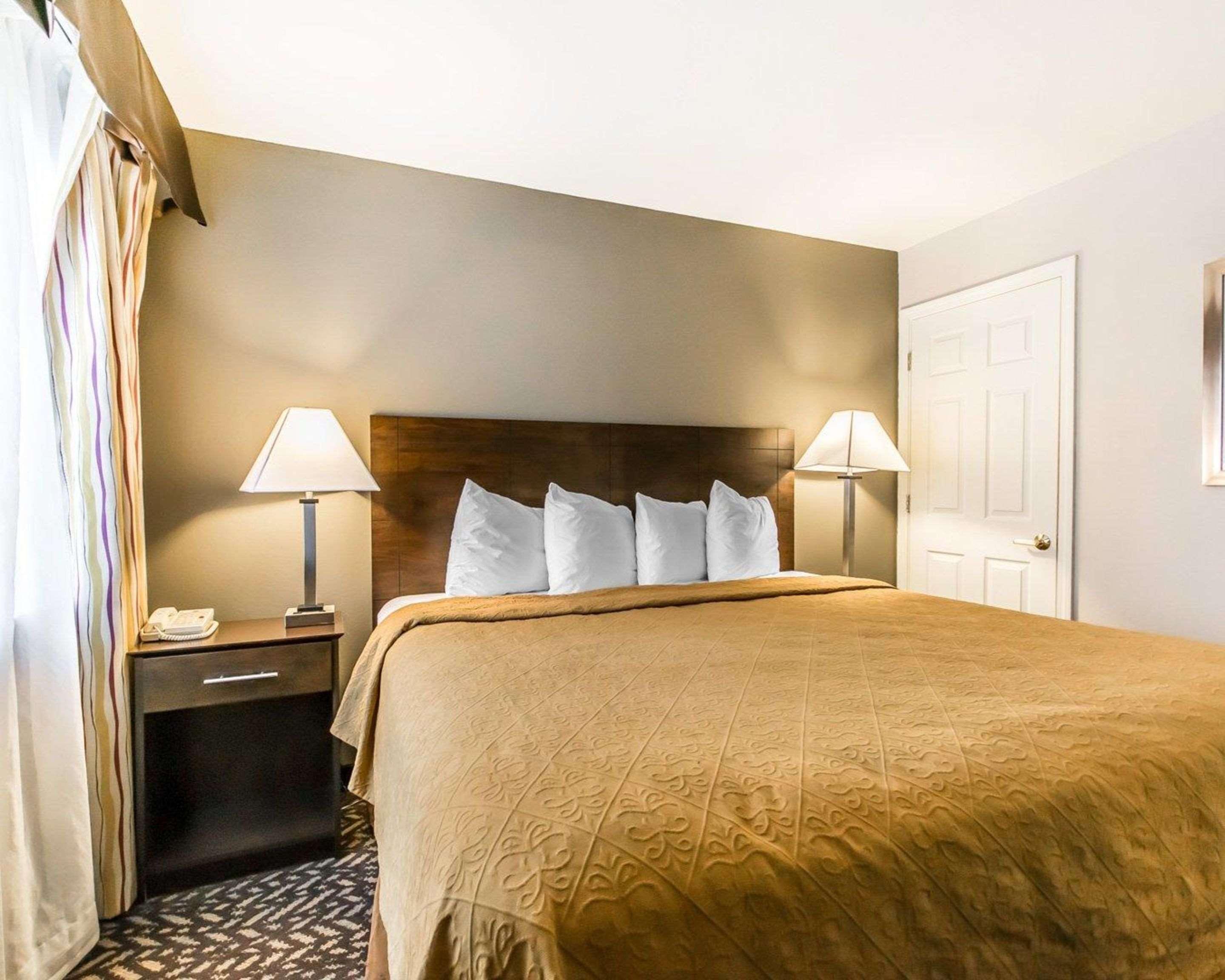 غرفة بسريرين كينج، Quality Inn Suites University Airport 4/4