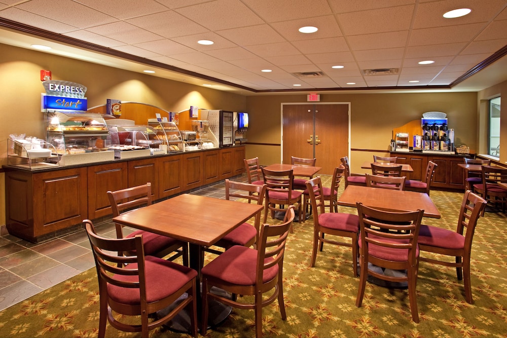 Holiday Inn Express Hocking Hills Logan 62/72