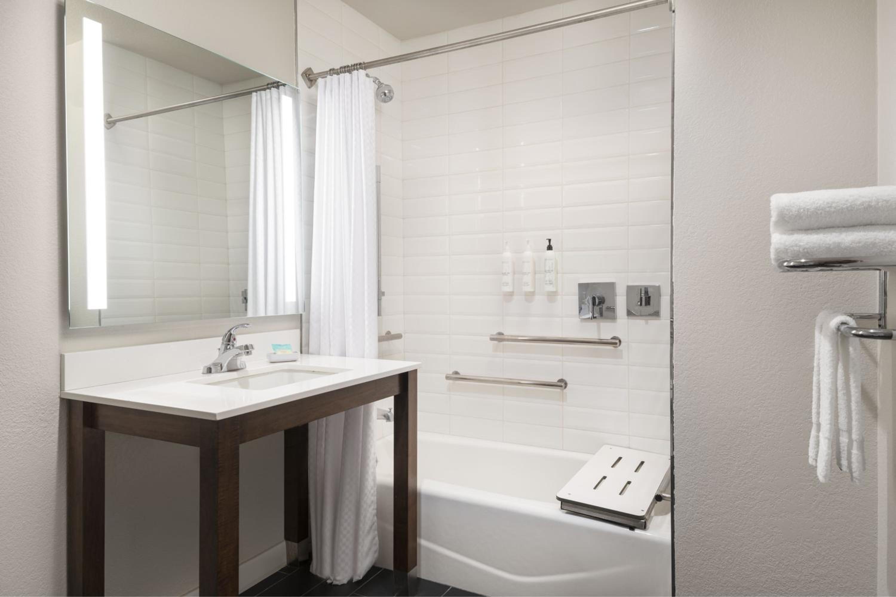 Guest Room, King Bed, Four Points by Sheraton Tucson Airport 5/9