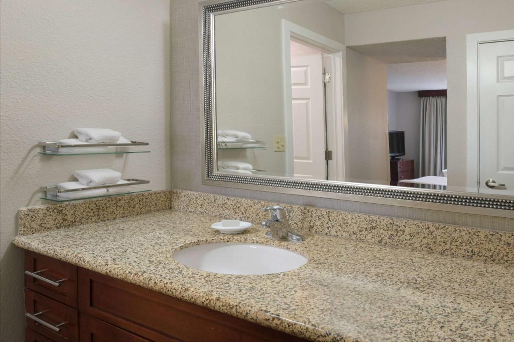 STUDIO, SUITE, 2 DOUBLE BEDS