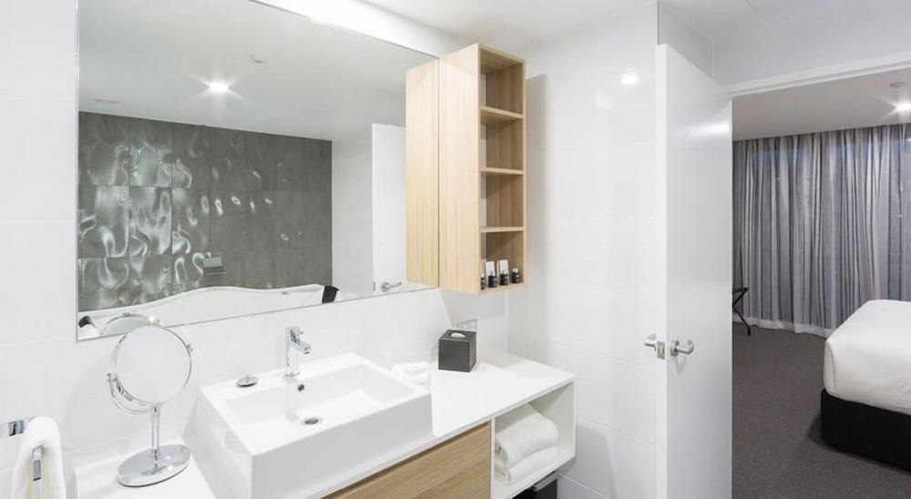 AVENUE HOTEL CANBERRA 12/59