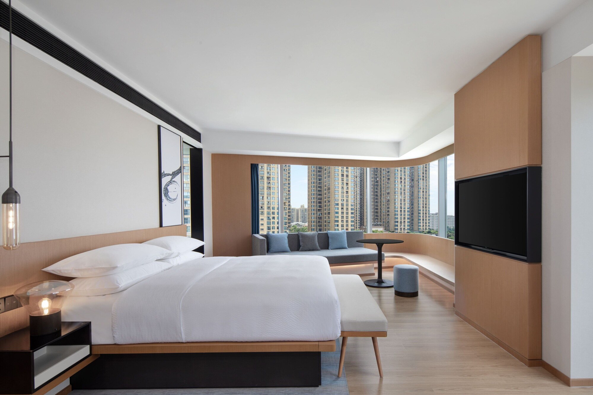 Superior, King Bed, City View