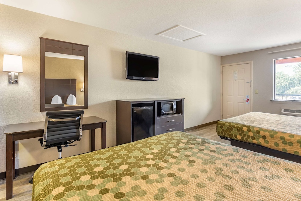 Econo Lodge Near Lackland Air Force Base-SeaWorld 8/39