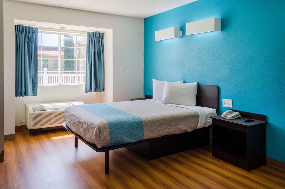 DELUXE, SUITE, KING BED, ACCESSIBLE