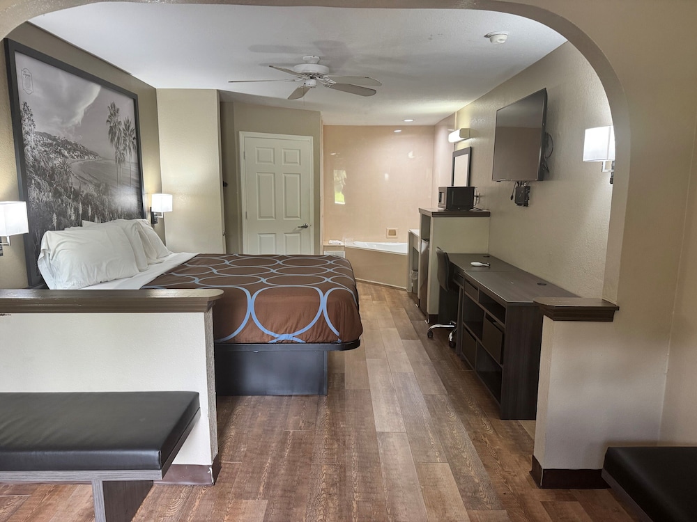Super 8 by Wyndham Moss Point 4/25