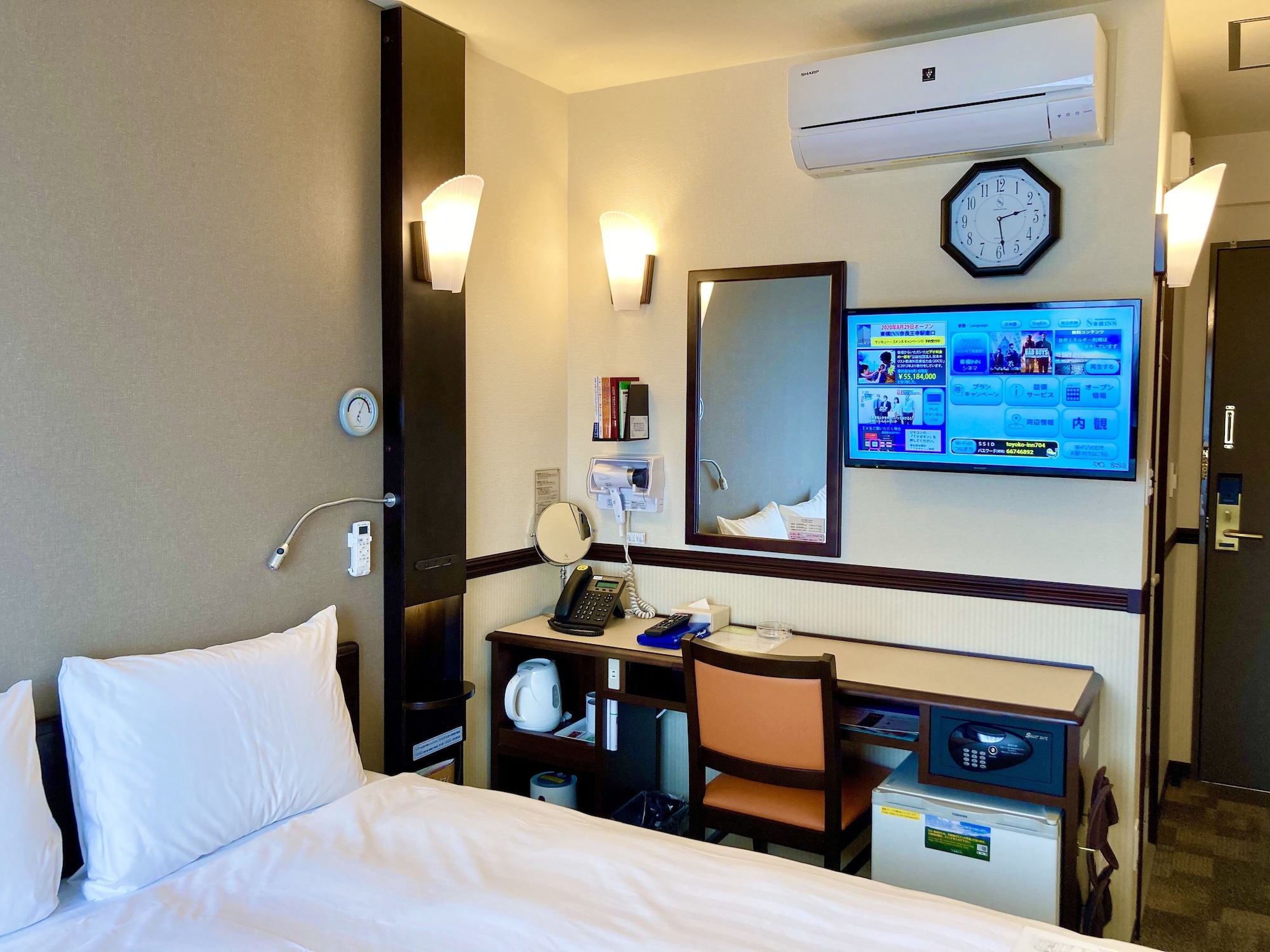 ROOM, TWIN BEDS, SMOKING