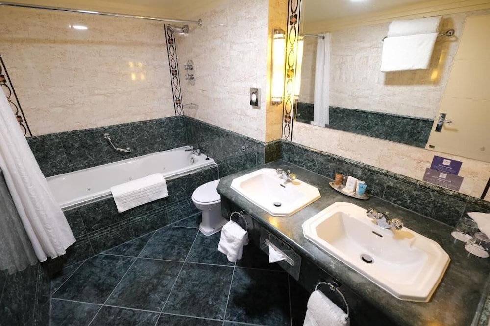 Crowne Plaza Liverpool John Lennon Airport 20/82