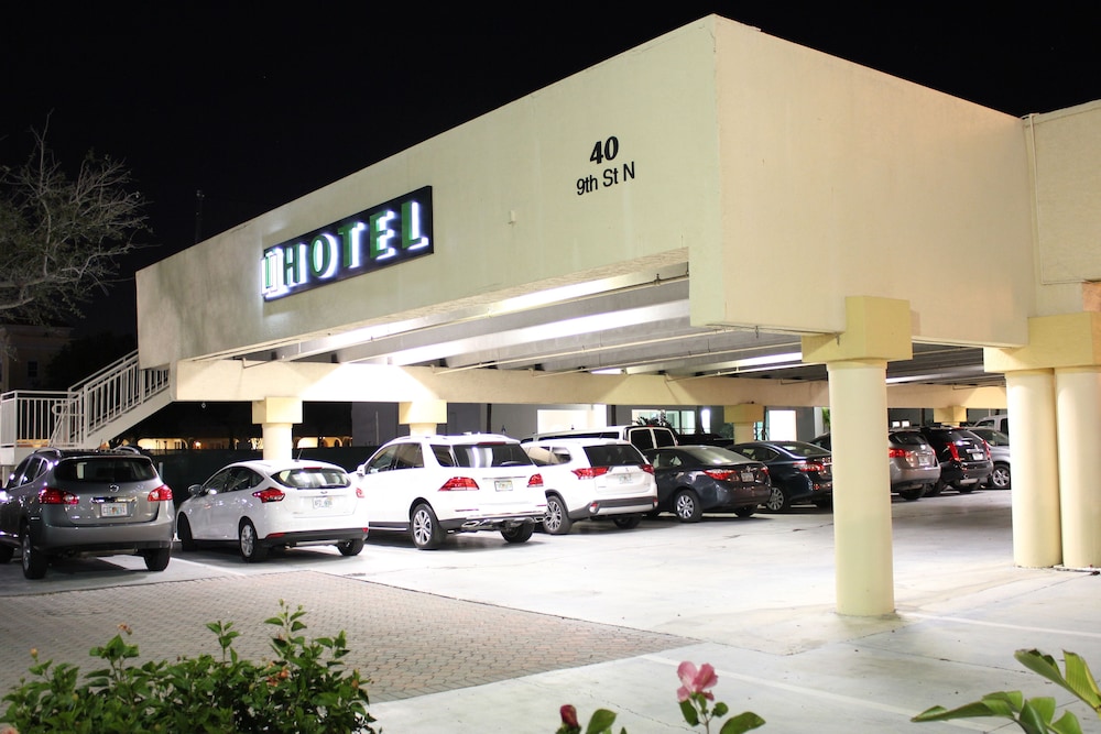 Naples Park Central Hotel 42/50