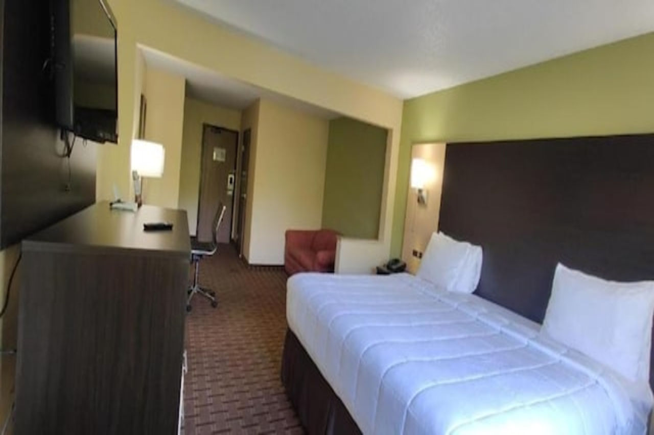 Saint Joseph Inn & Suites Benton Harbor near I-94 9/19