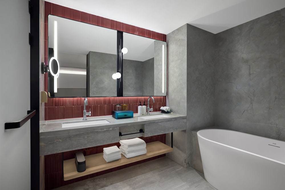 Duplex, Courtyard, Suite, King Bed, Canopy by Hilton Shanghai Belfry Plaza 2/2