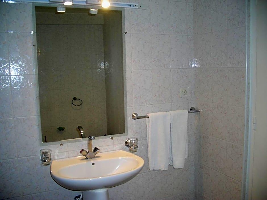 HOTEL LES AMANDIERS 38/39