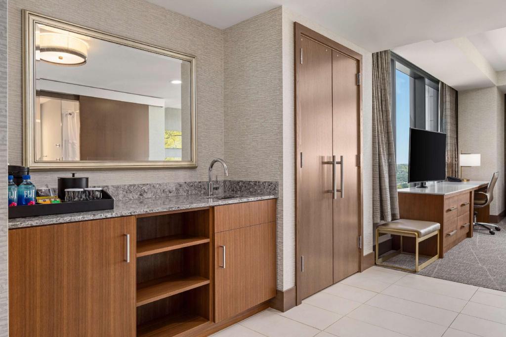 Executive, King Bed, Sofa, Corner, Accessible, Hilton Rochester Mayo Clinic Area 4/4