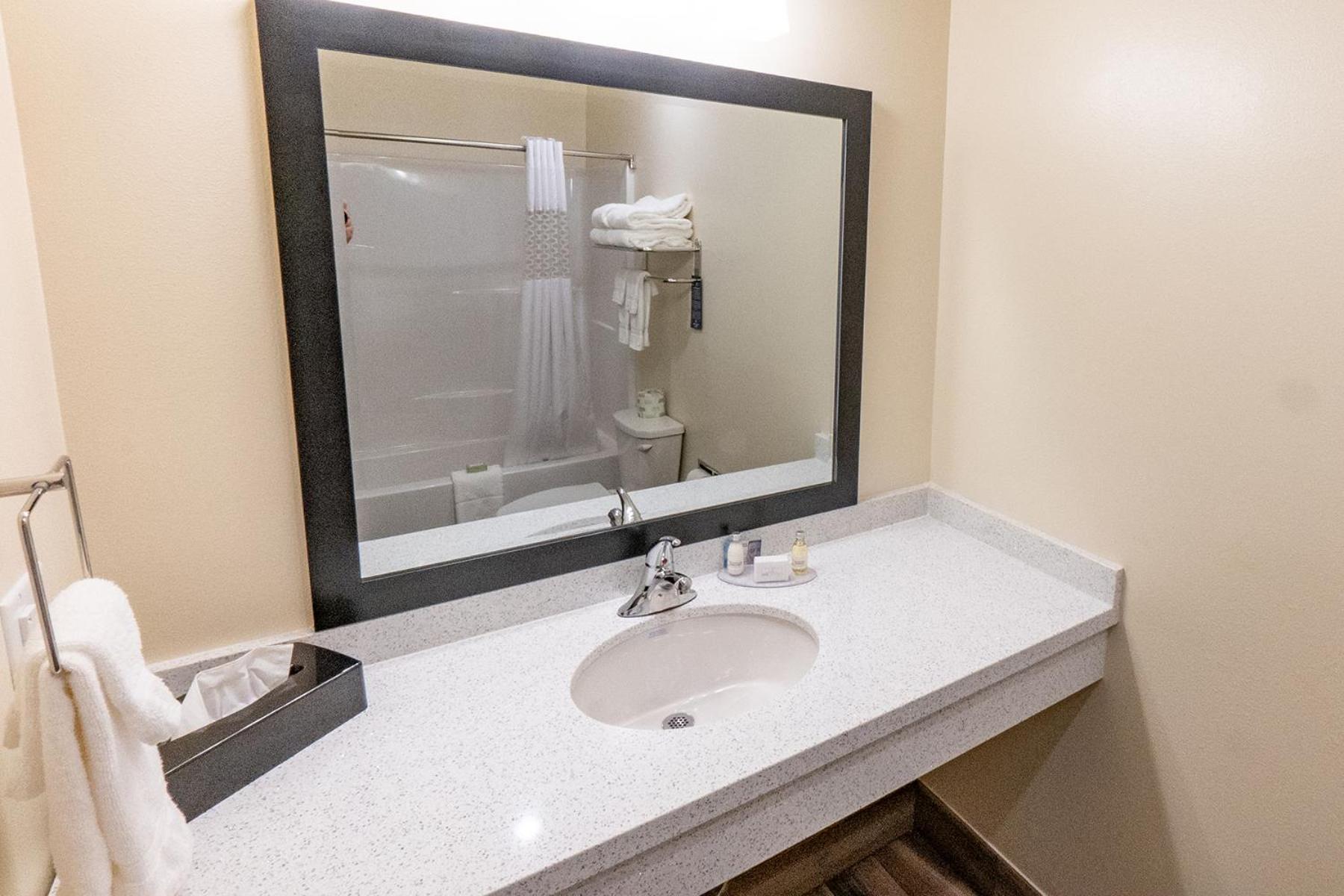 غرفة قياسية بسرير كوين، Cobblestone Hotel & Suites-Sheldon 3/6