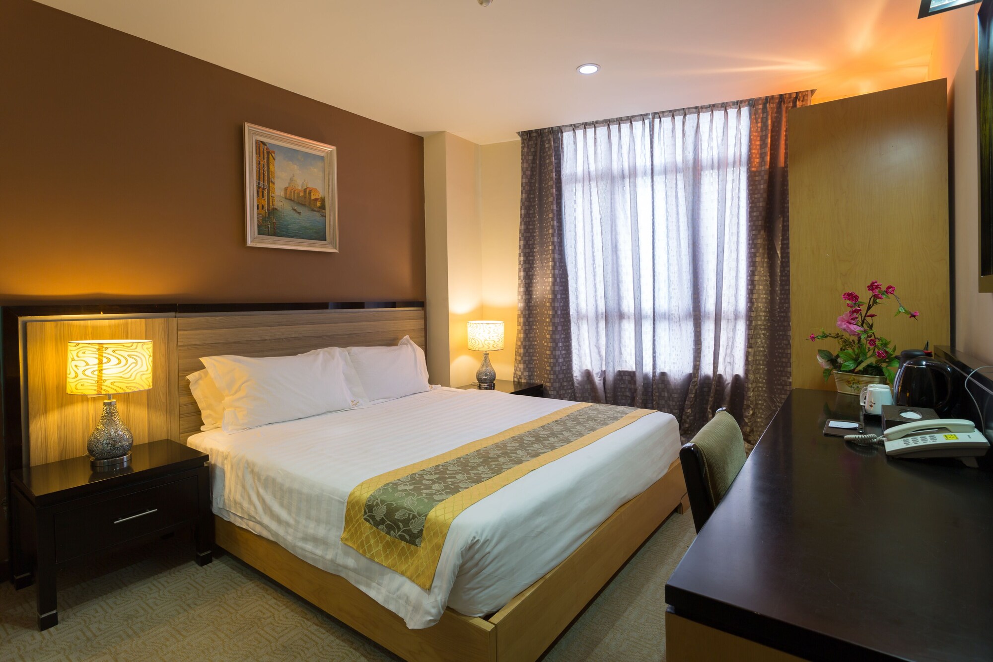 DELUXE, KING BED
