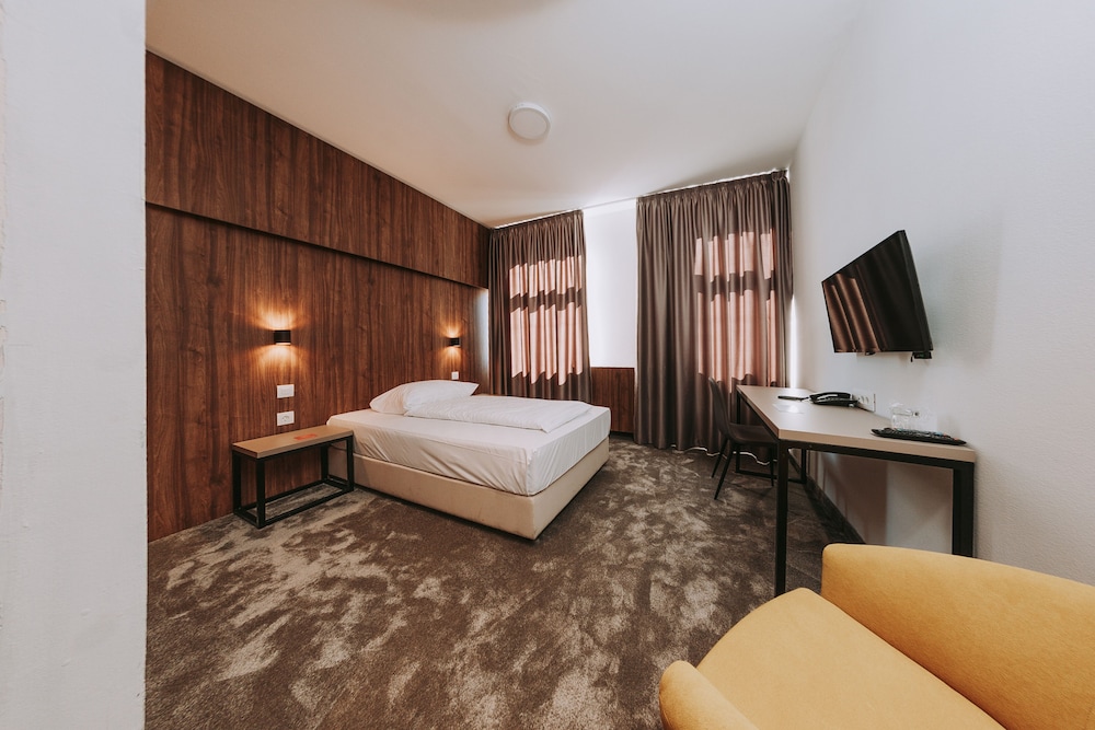 Slisko Hotel 33/66