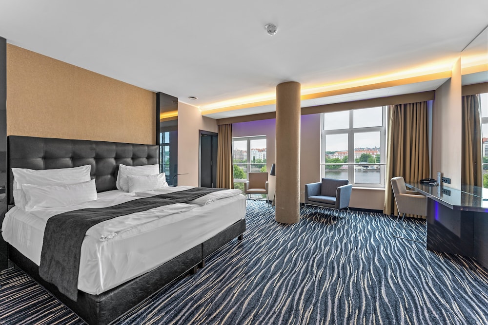DANCING HOUSE HOTEL 26/75