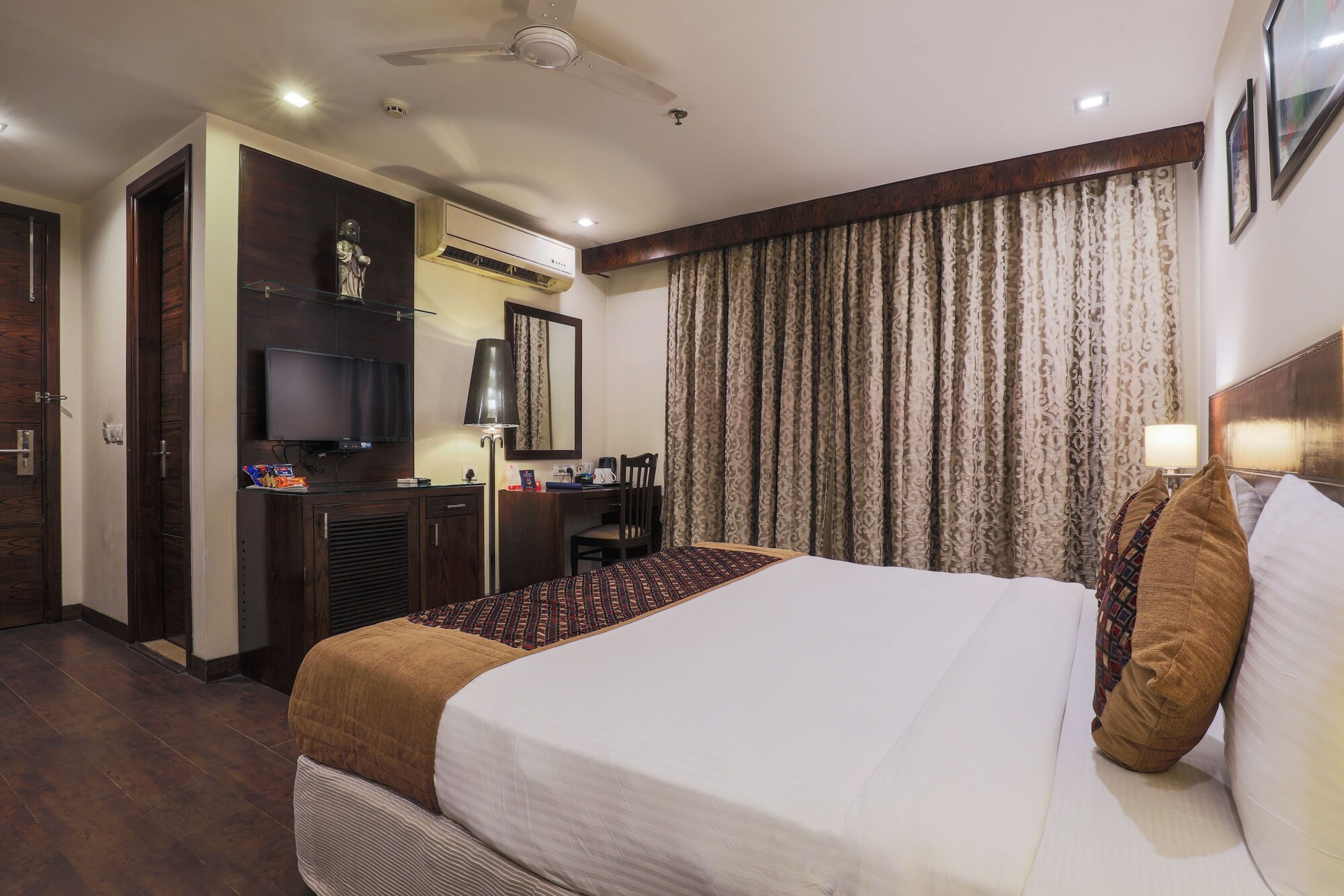 غرفة تنفيذية بسرير كينج، Hotel Blue Stone - Nehru Place 5/10