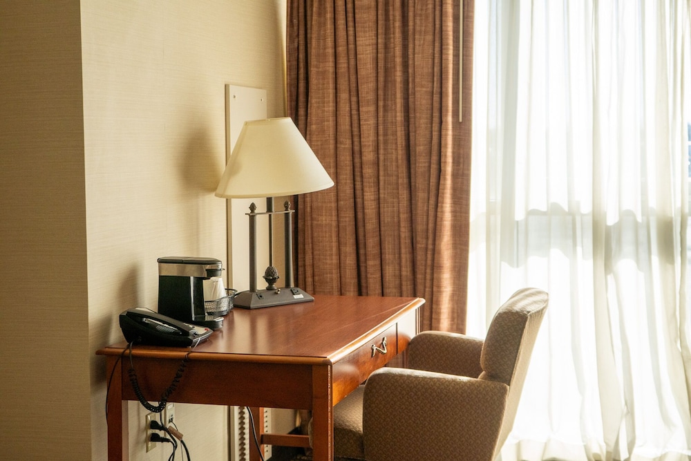 Hotel Topeka At City Center 12/36