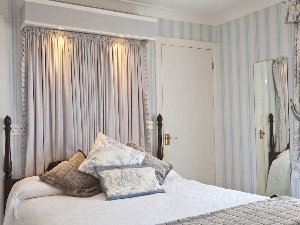 Rosemullion Hotel - Guest house 8/24