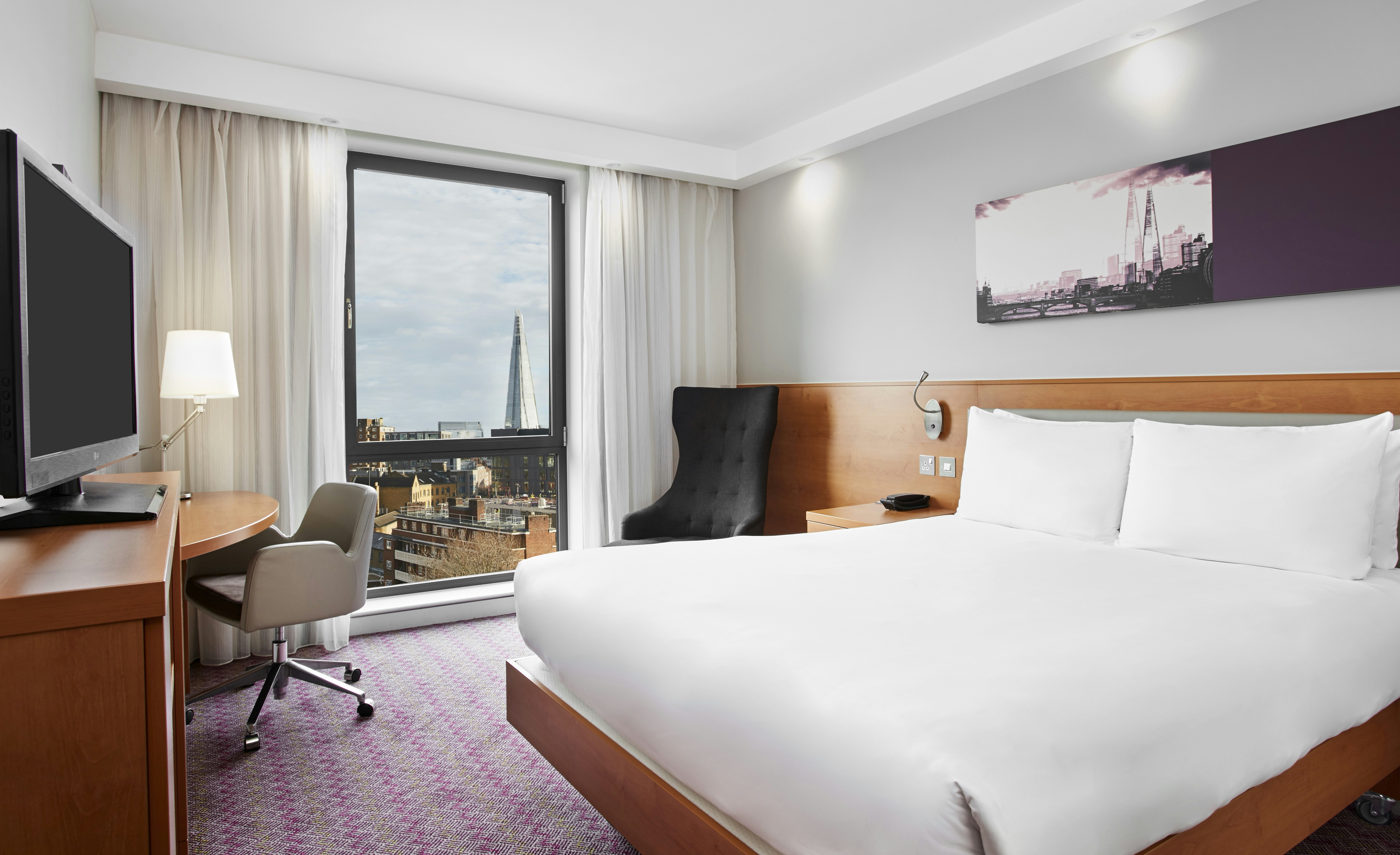 ROOM, QUEEN BED, CITY VIEW