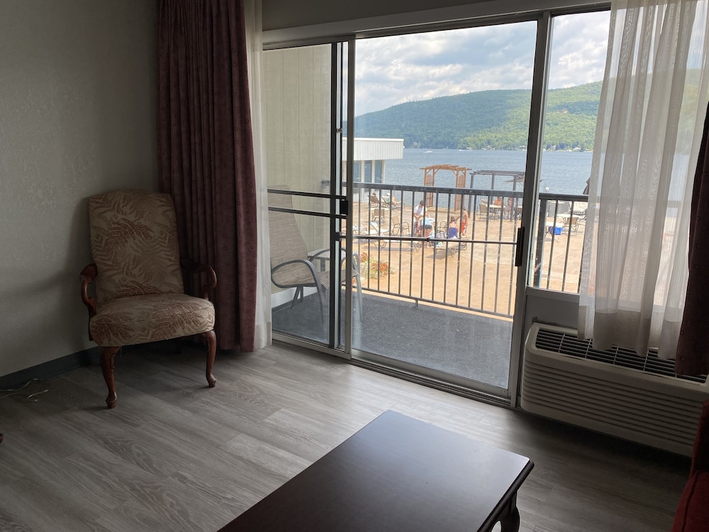 The Georgian Lakeside Resort 41/67