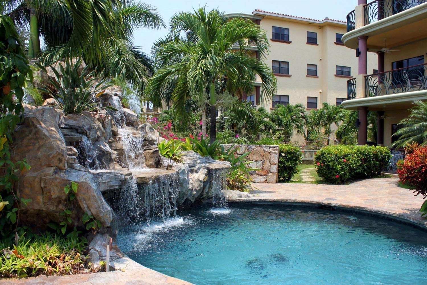 Clarion Suites Roatan at Pineapple Villas 36/46