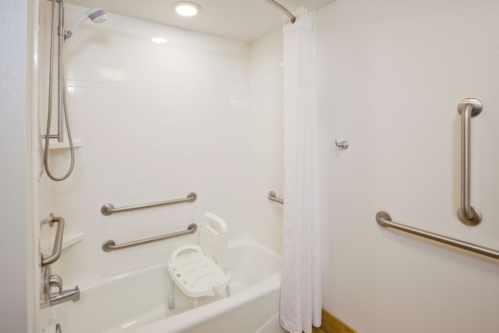 Hampton Inn Duluth Canal Park 27/77