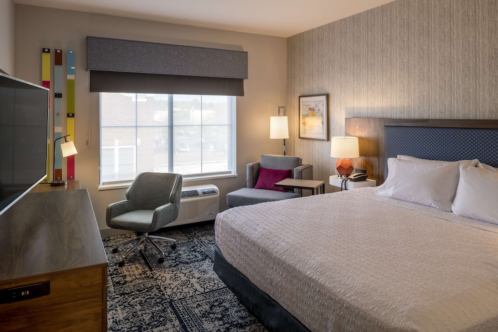 Studio, King Bed, Working Area