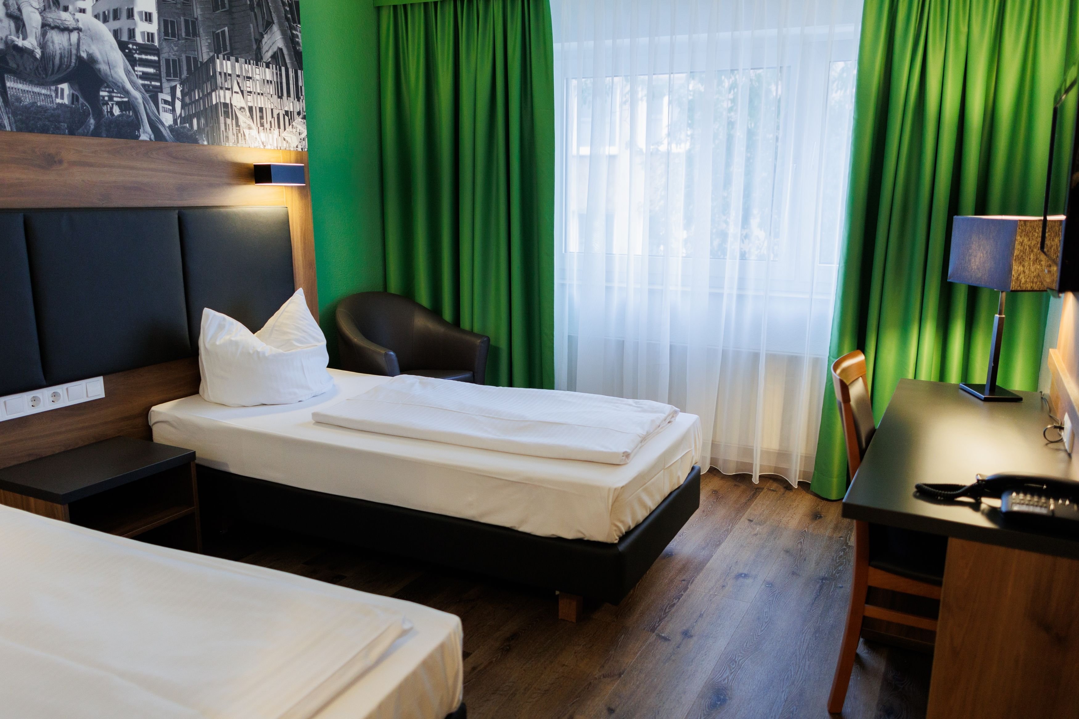 DELUXE, TWIN BEDS