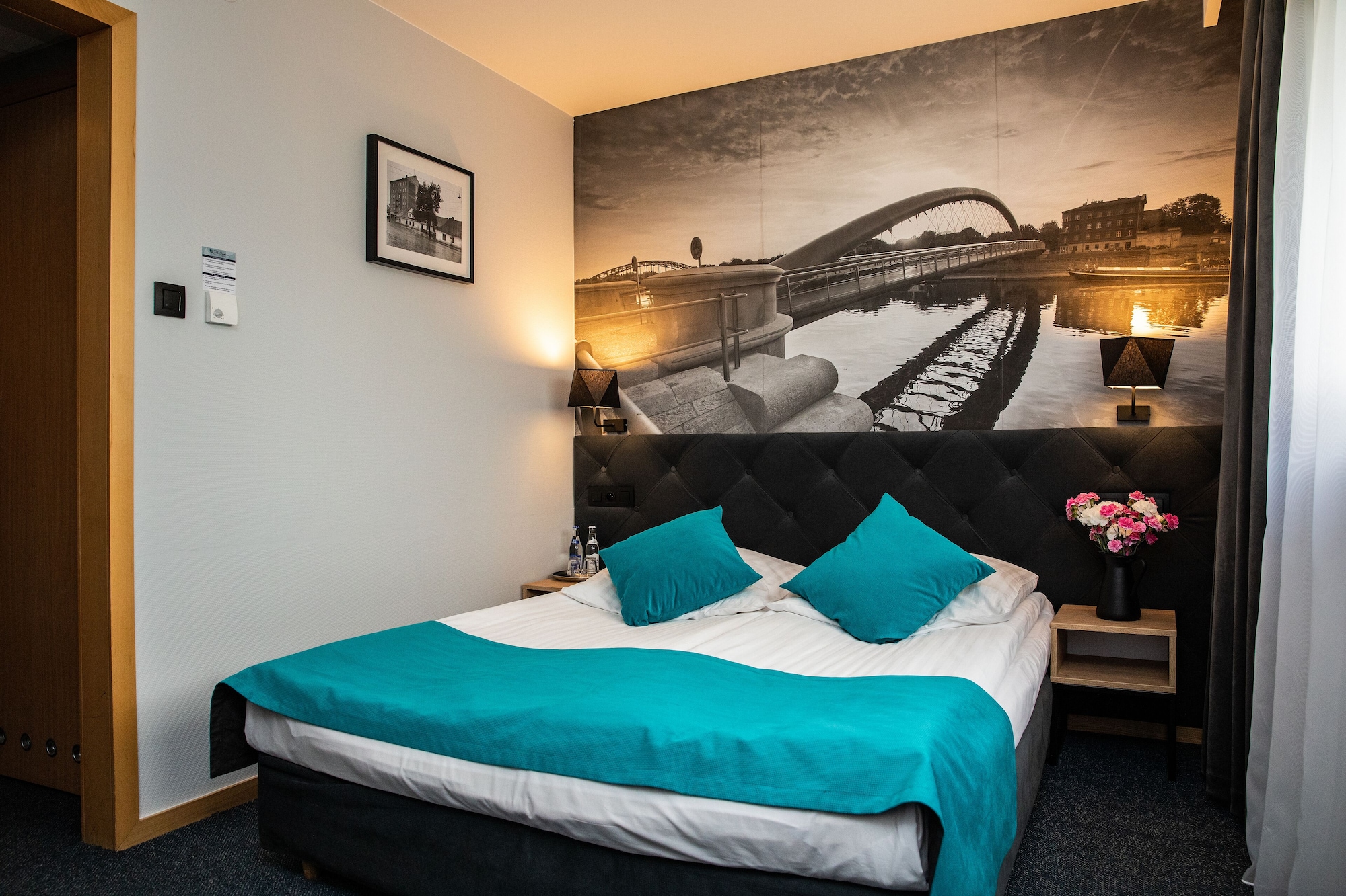 ROOM, DOUBLE BED