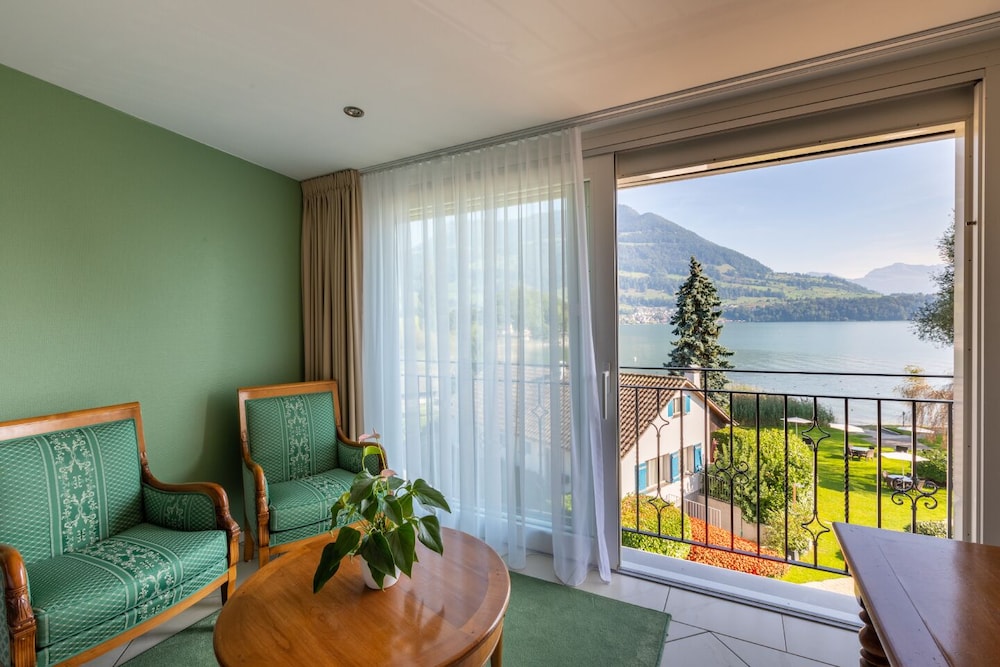 Schloss Hotel Swiss Chalet Merlischachen 33/54