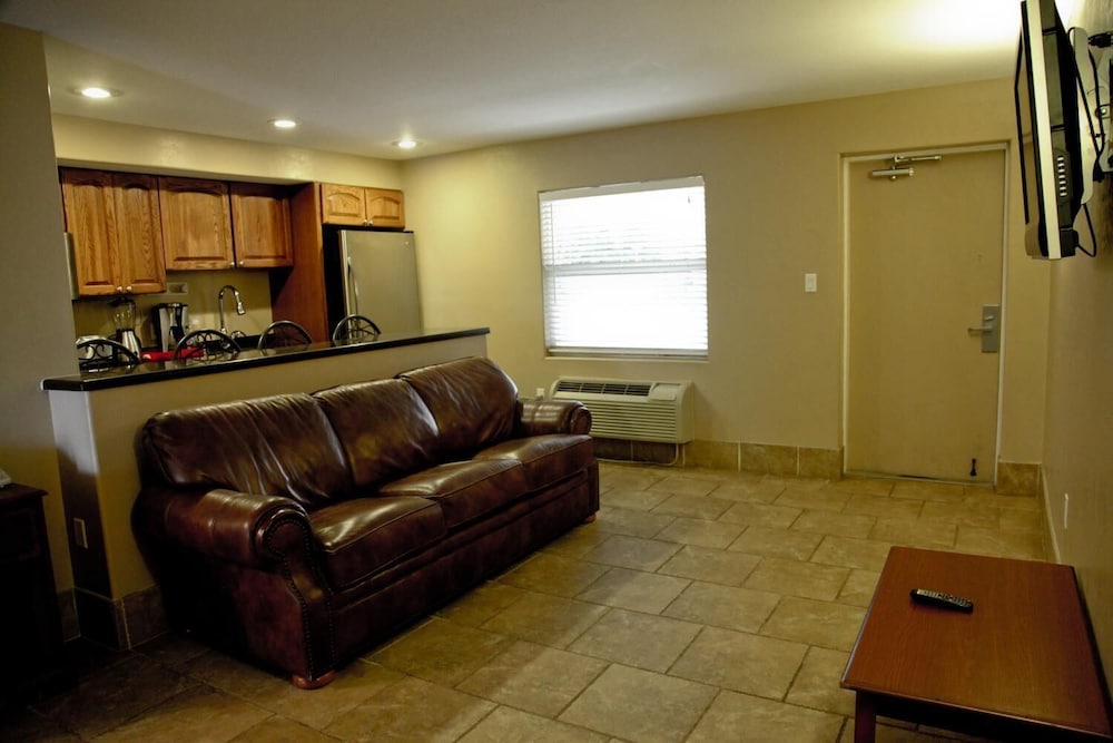 Lake Grassy Inn & Suites 26/38