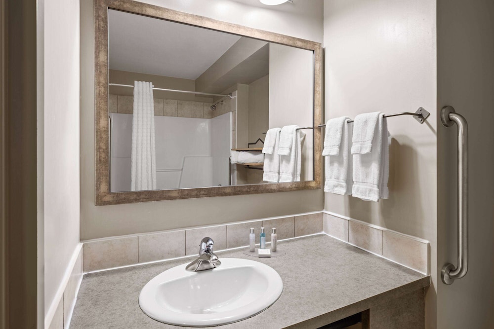 Travelodge by Wyndham Fort McMurray 48/49