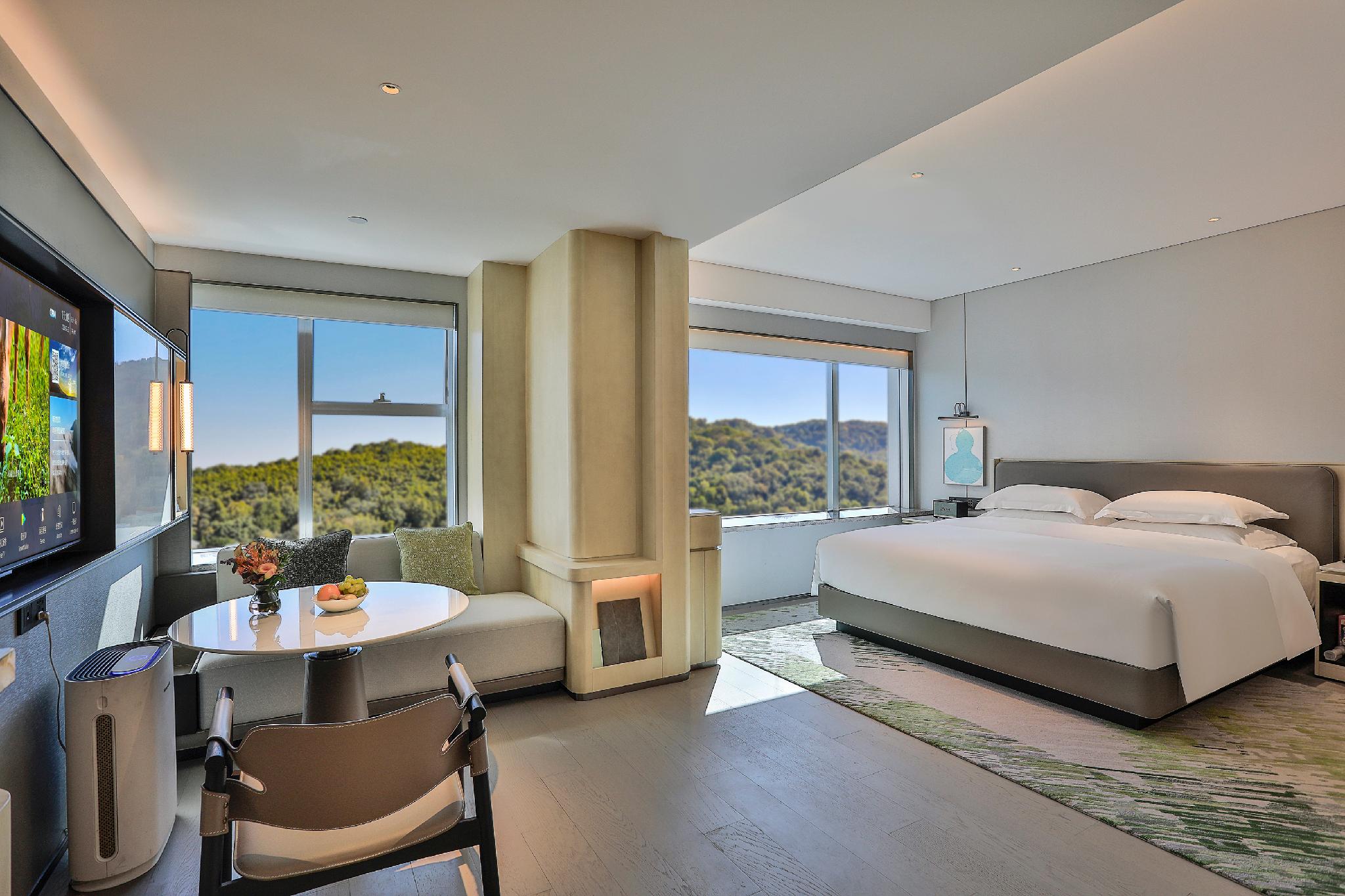 Deluxe, King Bed, Hill View