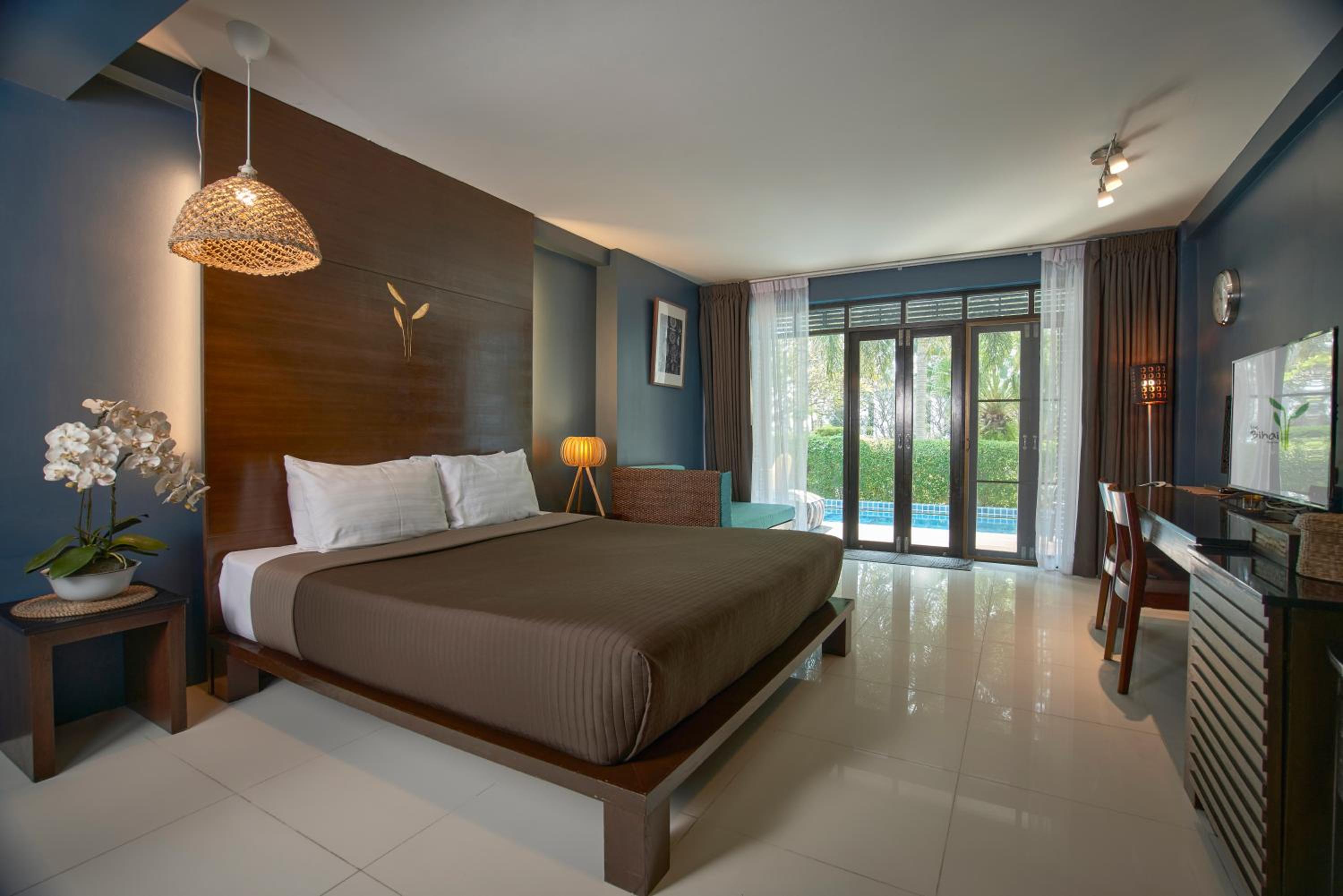 Suite, Pool Access