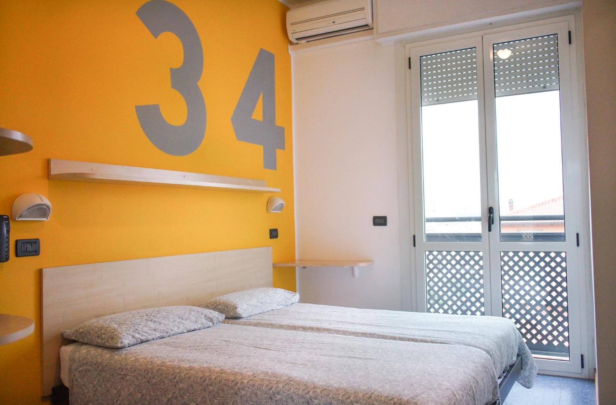 ROOM, DOUBLE OR TWIN BED