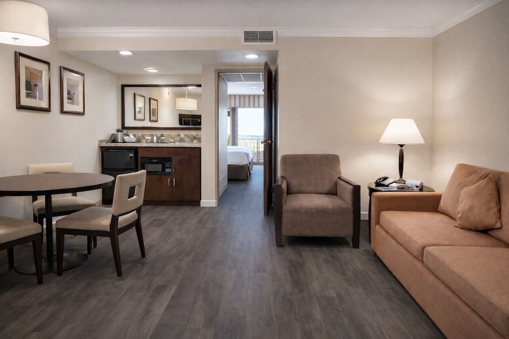 Buena Park Grand Hotel and Suites 50/75