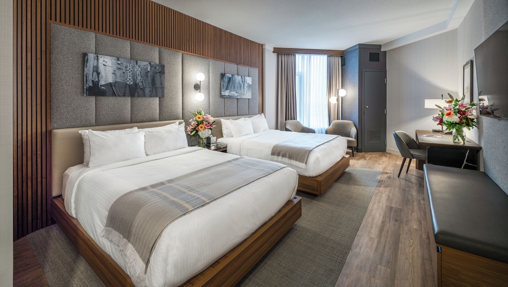 DELUXE, 2 QUEEN BEDS