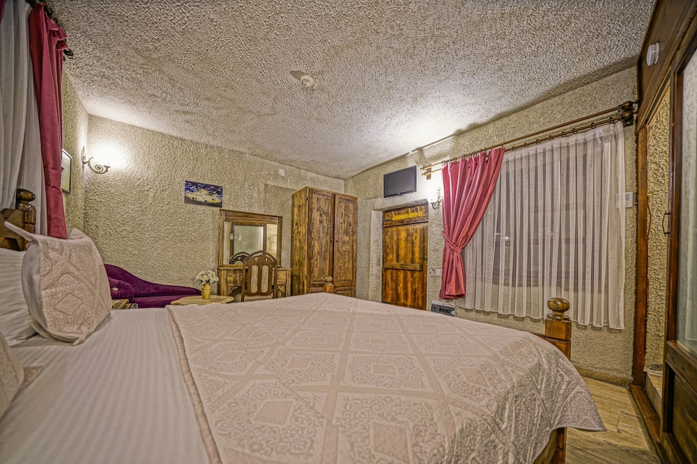 Maccan Cave Hotel 30/70