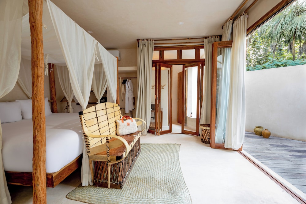 ROOM, JUNGLE SIDE VIEW