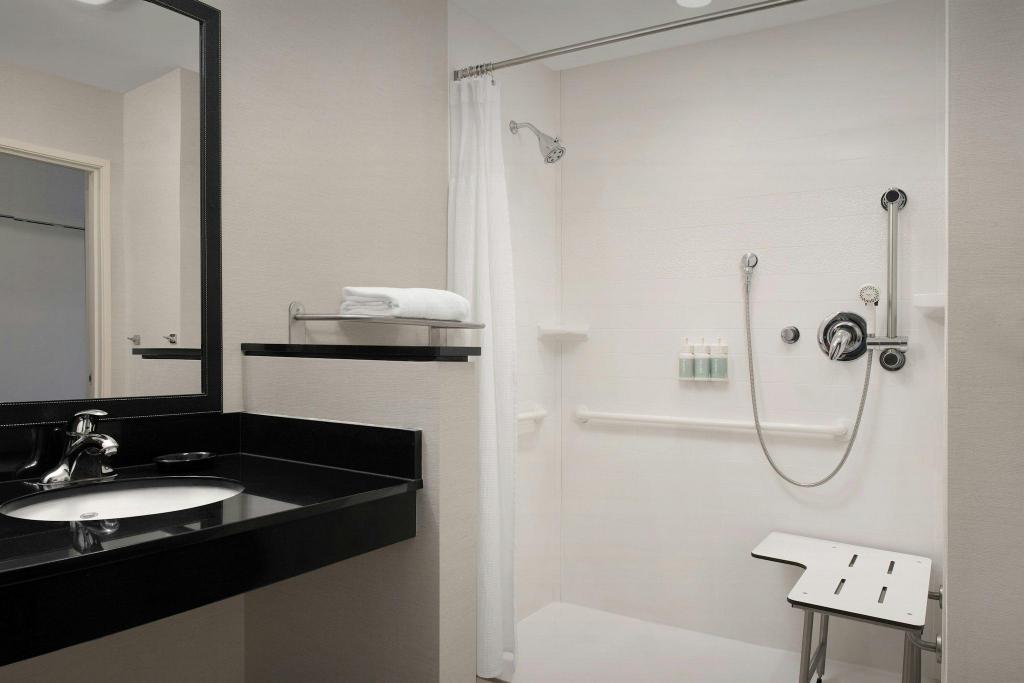 غرفة بسريرين مزدوجين وسرير كينج لذوي الإعاقة، Fairfield Inn & Suites The Dalles 3/4