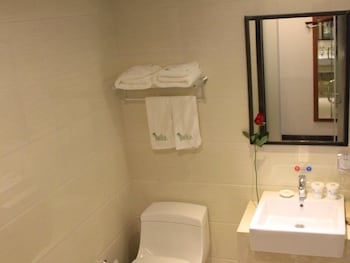 Vatica Hotel (Shanghai International Tourist Resort Huaxia East Road Metro Station) 19/21