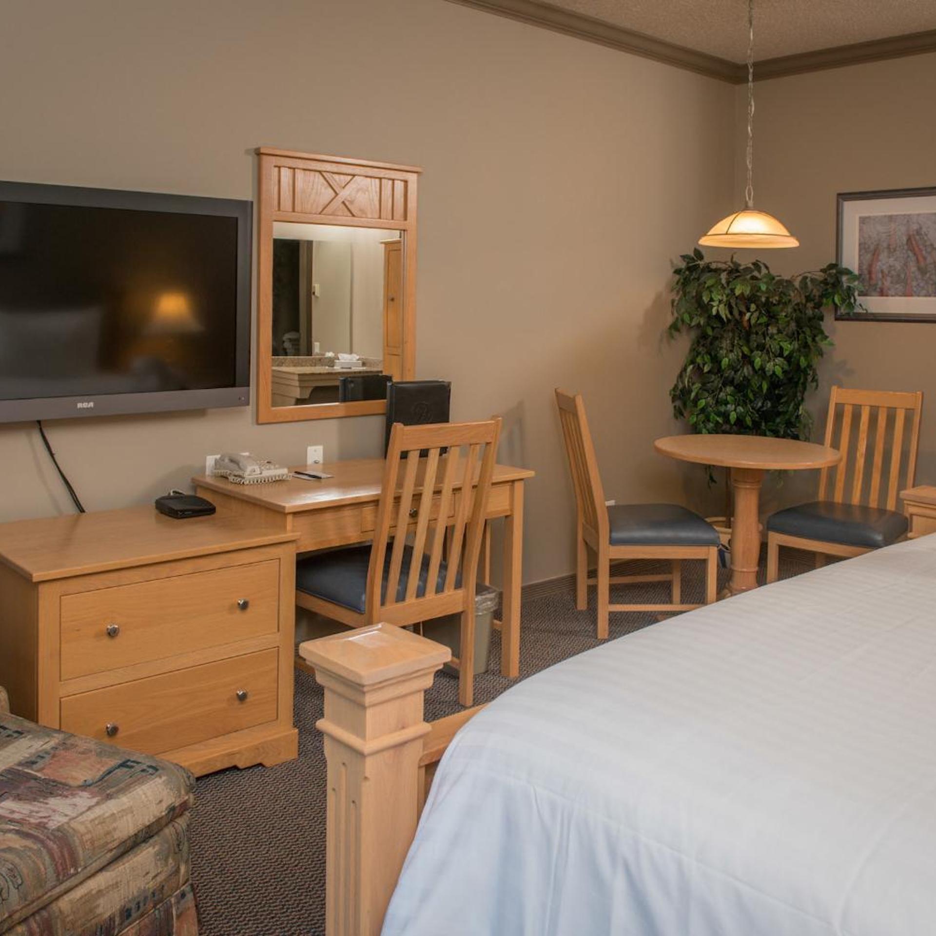 غرفة قياسية بسرير كينج بمطبخ صغير، Hilltop Inn Salmon Arm 2/5