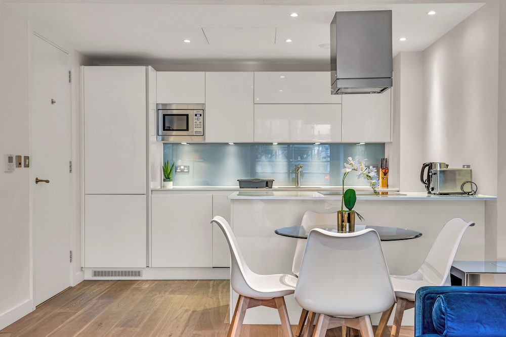 Avant Garde Apartments By Squa.Re 36/43