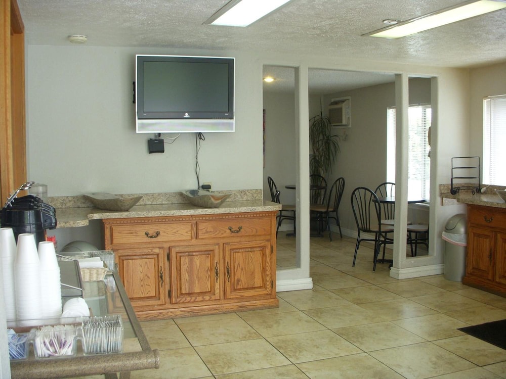Apple Tree Inn 4/33