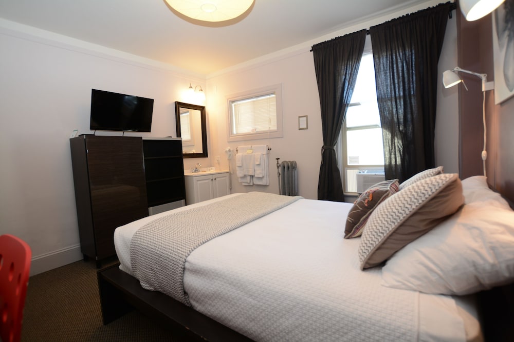 Lake, Queen Bed, Shared Bathroom